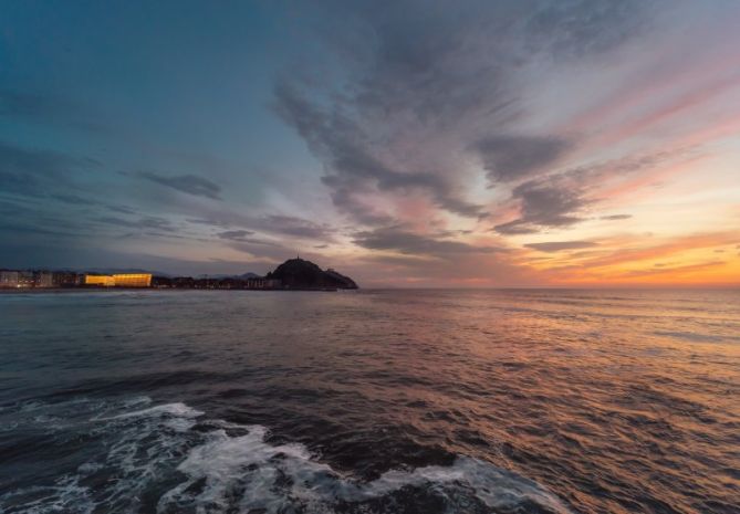 Colorido atardecer en Sagues.: foto en Donostia-San Sebastián