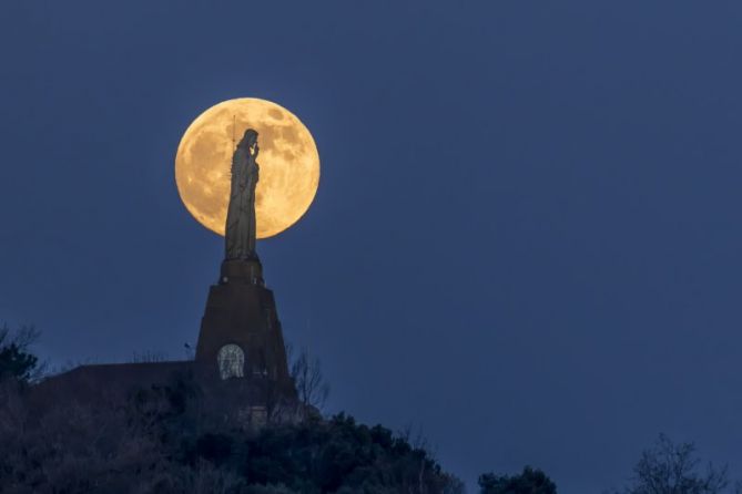 CON LUNA LLENA : foto en Donostia-San Sebastián