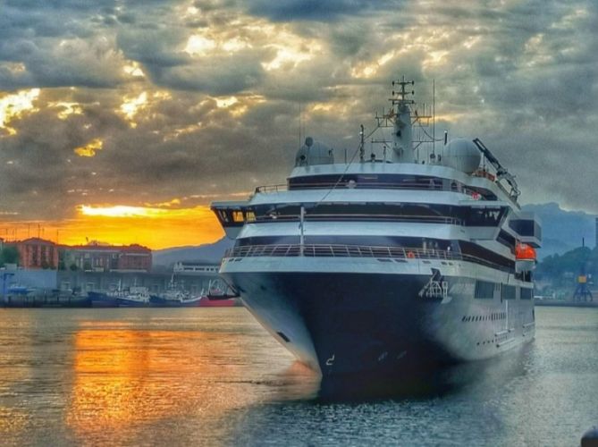 Crucero en el puerto de pasajes : foto en Pasaia