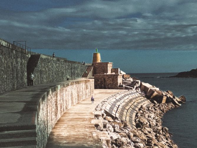 Espigón claroscuro: foto en Zumaia