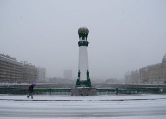 Farola bajo la nieve