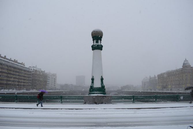 Farola bajo la nieve: foto en Donostia-San Sebastián