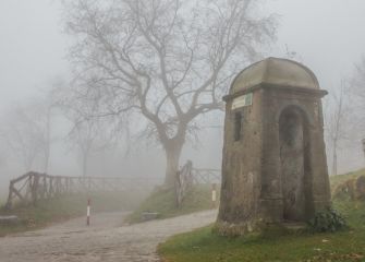 garita en la niebla