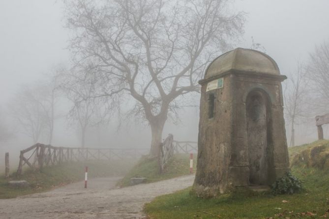 garita en la niebla: foto en Hondarribia