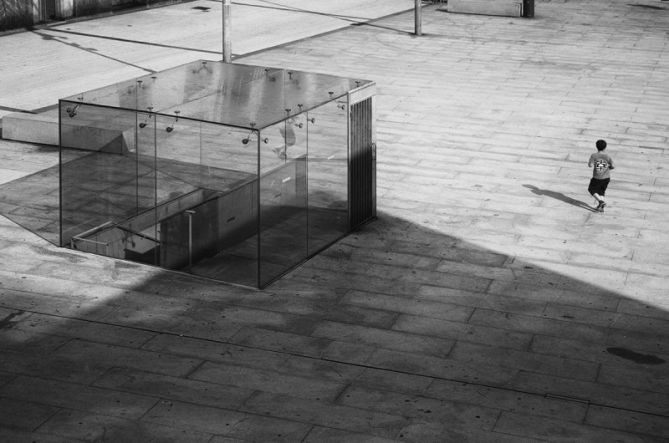 Jugando en la Plaza de Zuloaga. : foto en Donostia-San Sebastián