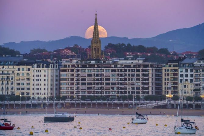 LA LUNA EN DONOSTI: foto en Donostia-San Sebastián