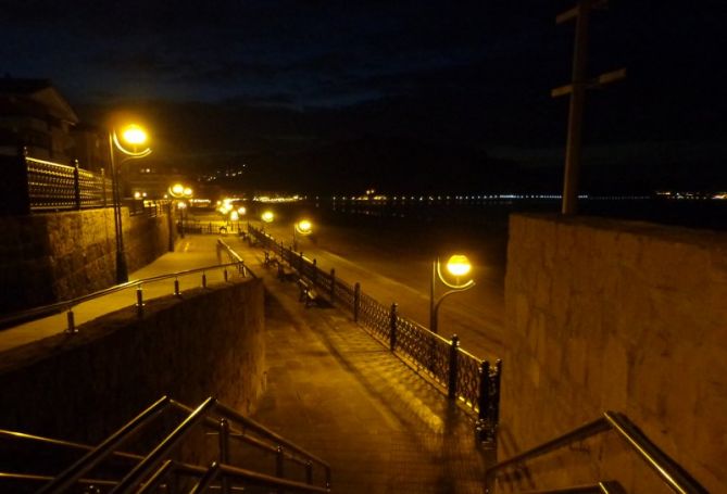 Malecón nocturno: foto en Zarautz