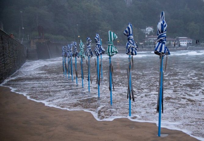 marea gora: foto en Zarautz