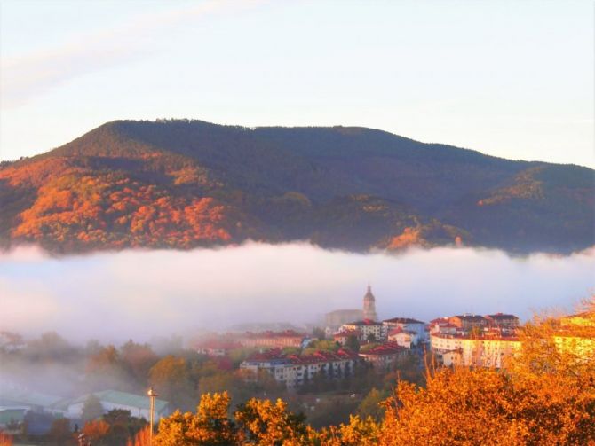 Niebla otoñal: foto en Usurbil