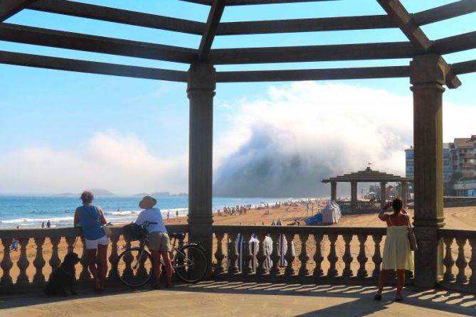 Observando la galerna: foto en Zarautz