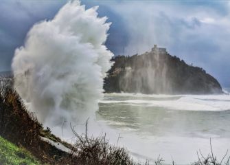 Olas tal altas como el monte