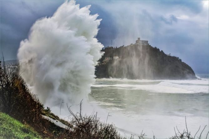 Olas tal altas como el monte: foto en Donostia-San Sebastián