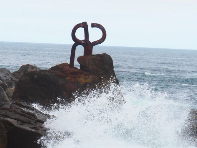 Peine del viento entre olas: foto en Donostia-San Sebastián