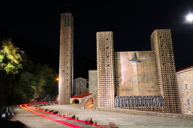 Santuario de Aránzazu de noche: foto en Oñati