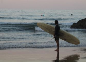 Surfista mirando al mar