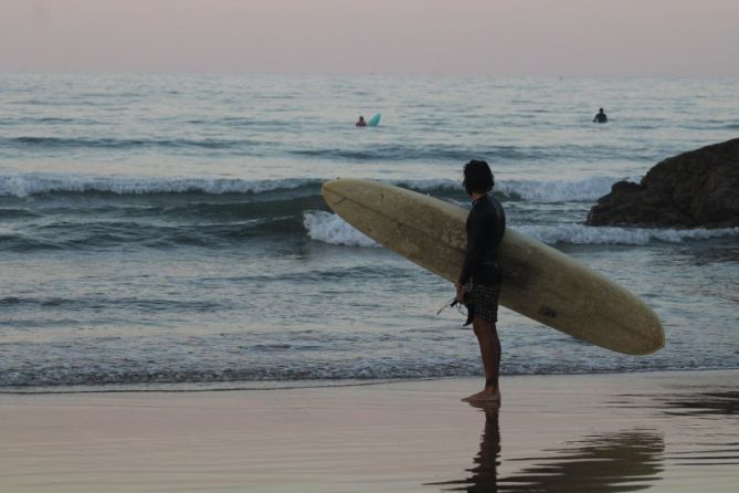 Surfista mirando al mar: foto en Deba