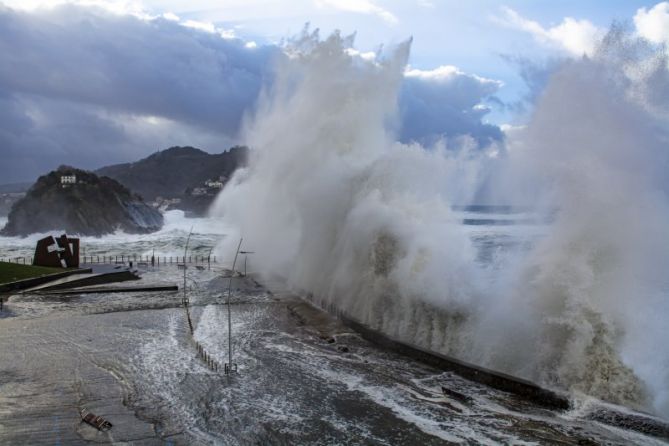 Tarde de olas: foto en Donostia-San Sebastián