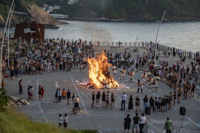 En torno a la hoguera: foto en Donostia-San Sebastián