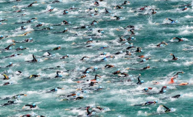 Triatletas en el agua: foto en Zarautz