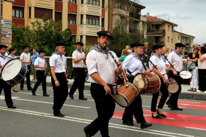 Txistulariak Irungo Euskal Giran: foto en Irun