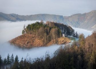 Una isla entre la niebla