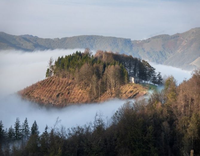 Una isla entre la niebla: foto en Azpeitia