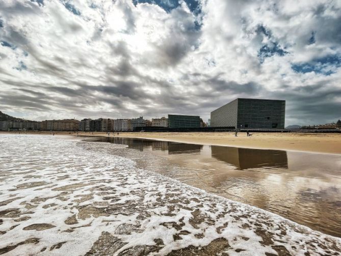 Una mañana cualquiera en zurriola : foto en Donostia-San Sebastián