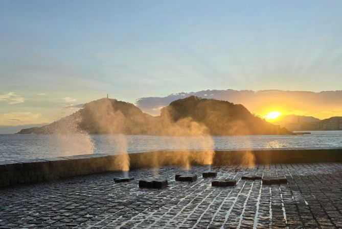 Amanecer en el Peine del viento: foto en Donostia-San Sebastián