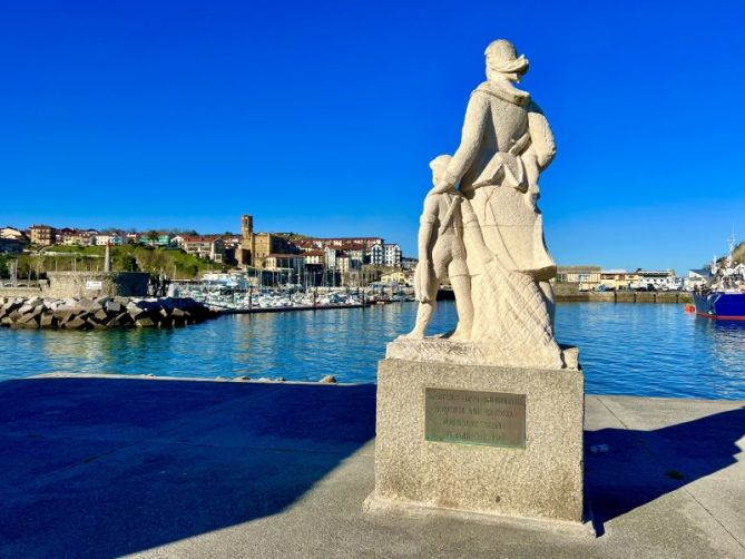 Arrantzale Emasteari Oroitaria : foto en Getaria