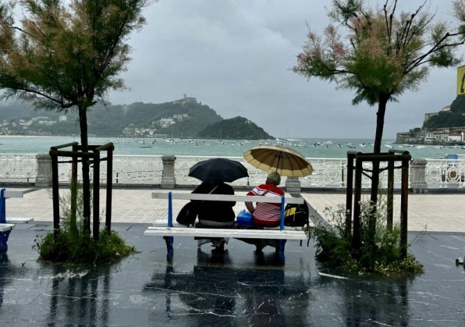 Bajo la lluvia en La concha: foto en Donostia-San Sebastián