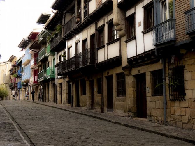 COLORES EN LA CALLE: foto en Hondarribia