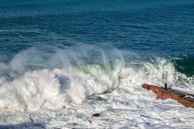 desafiando al mar: foto en Deba