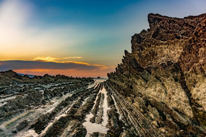 Entre rocas majestuosas: foto en Deba