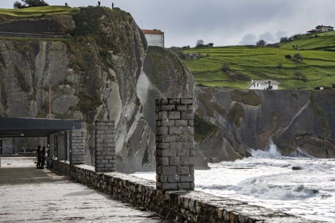 Esperando la ola perfecta: foto en Zumaia