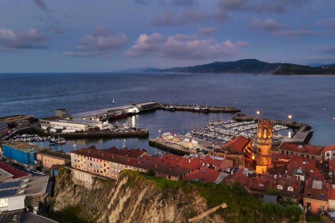 GETARIA SE ILUMINA: foto en Getaria