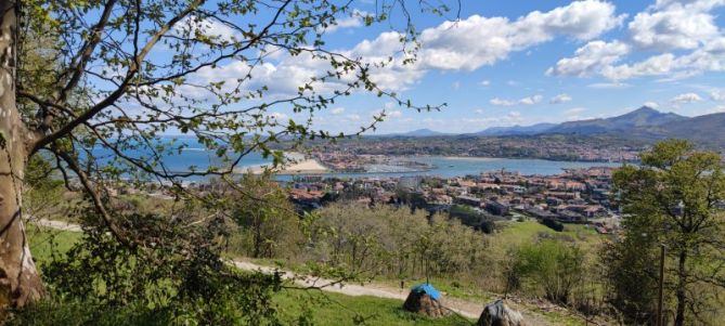 Guadalapetik behera Txingudi badia: foto en Hondarribia