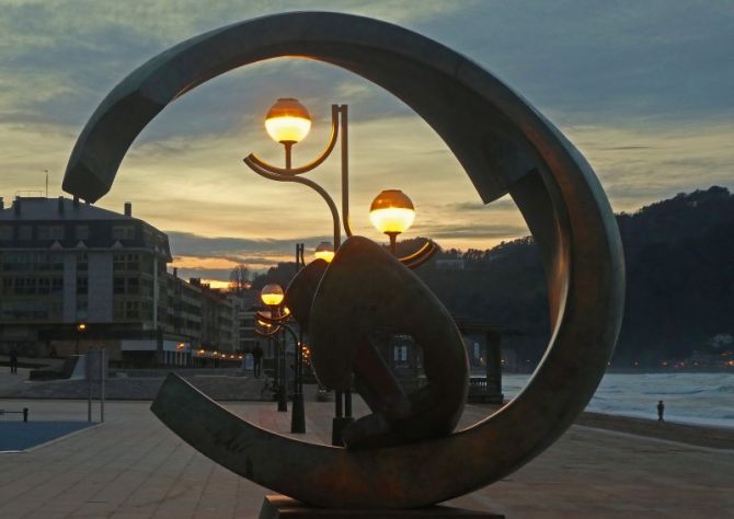 Homenaje al surf: foto en Zarautz