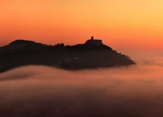 Igeldo sobre la niebla