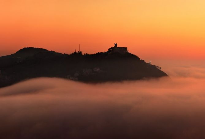 Igeldo sobre la niebla: foto en Donostia-San Sebastián