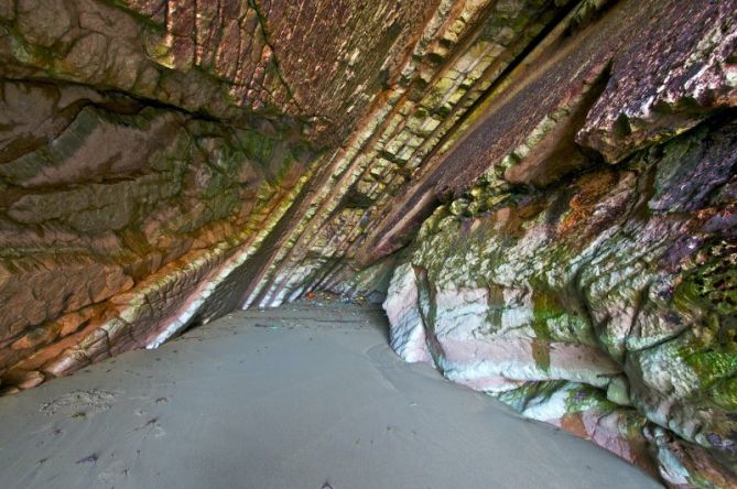 Interior de la cueva del Flysh : foto en Zumaia