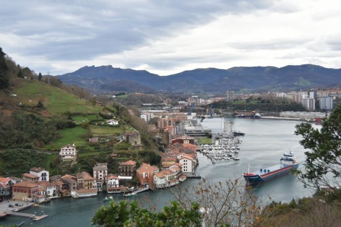 ITSASORATZEN - HACIENDOSE A LA MAR: foto en Pasaia