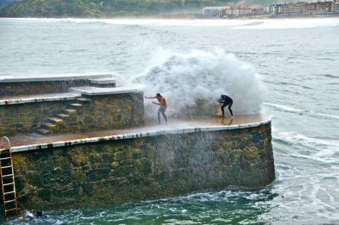 Jugando con las olas : foto en Zarautz