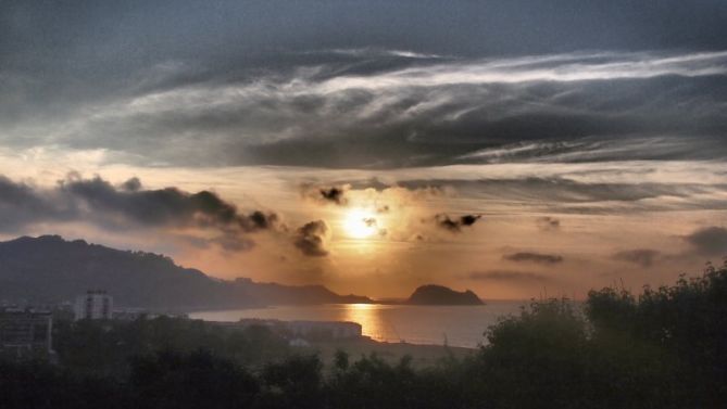 Kontraste del sol y cielo gris.: foto en Zarautz