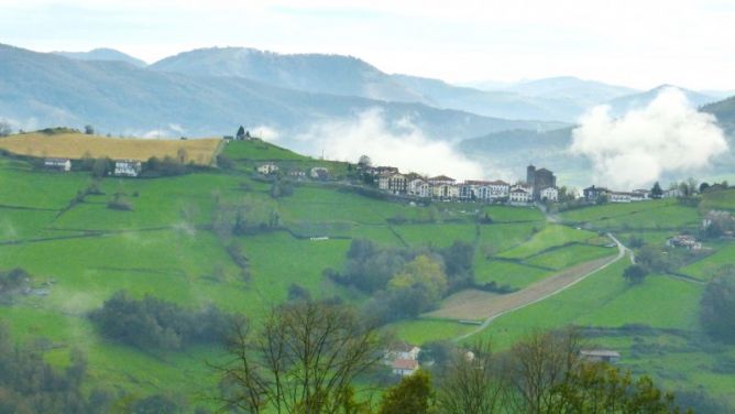 Larraitzetik behera, Abaltzisketa bidera: foto en Gaintza