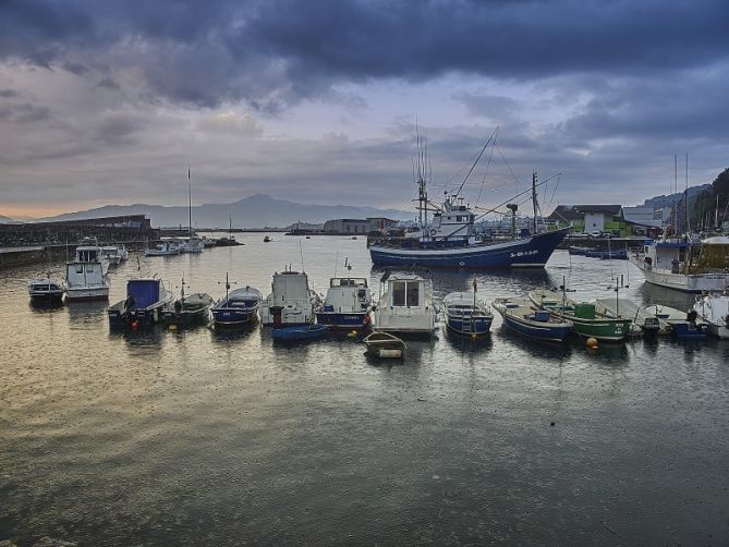 lluvia en el puerto: foto en Hondarribia