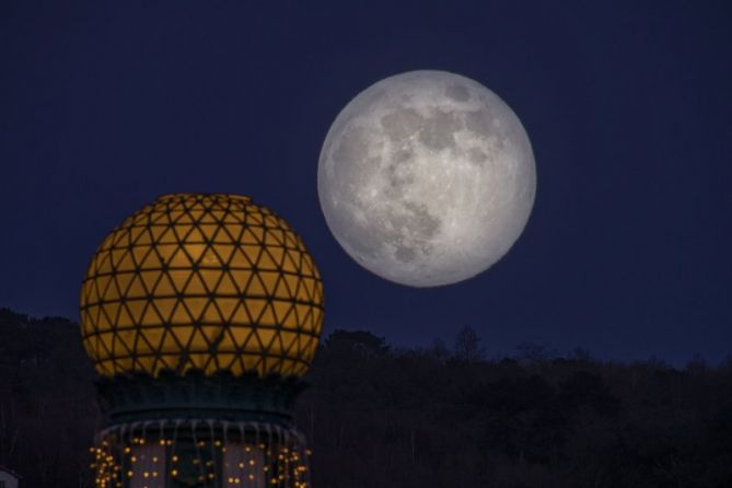 La luna y la farola: foto en Donostia-San Sebastián