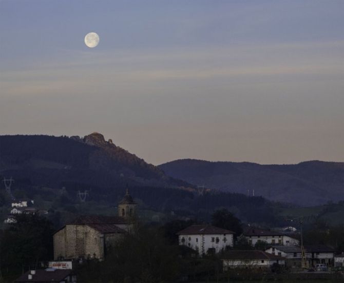 Luna llena sobre Azatza: foto en Aretxabaleta