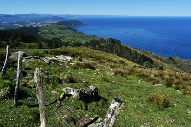 MENDIA ETA ITSASOA - MONTE Y MAR: foto en Lezo