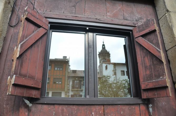 Mirada desde la ventana: foto en Hondarribia