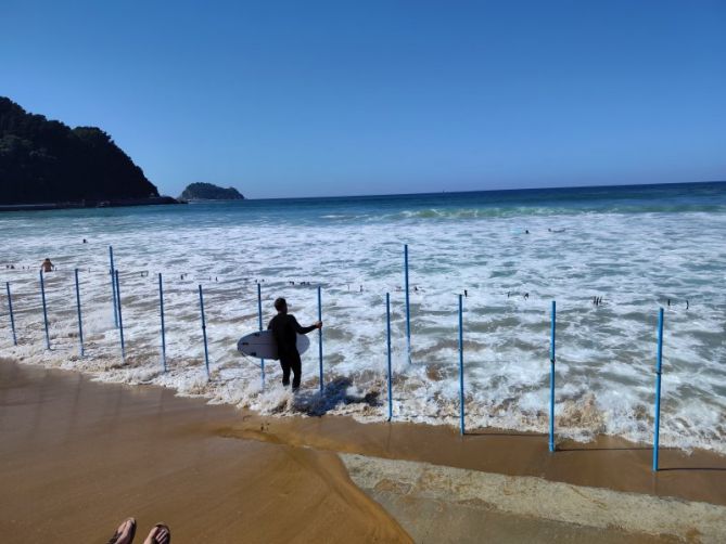 MIRANDO AL MAR: foto en Zarautz